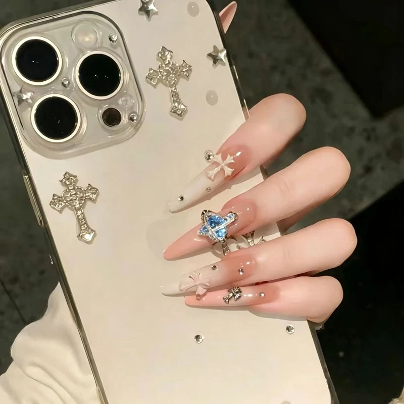 Künstlerische Nagelverlängerungen mit floralen Akzenten Karnz