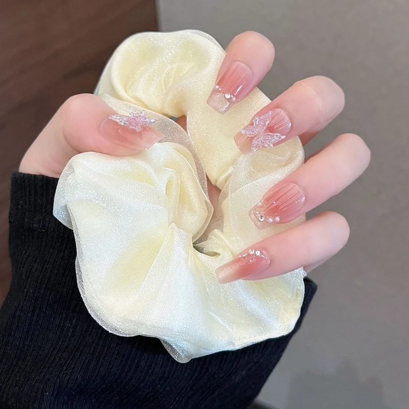Künstlerische Nagelverlängerungen mit floralen Akzenten Karnz