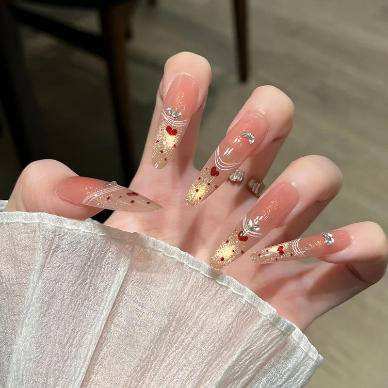 Künstlerische Nagelverlängerungen mit floralen Akzenten Karnz
