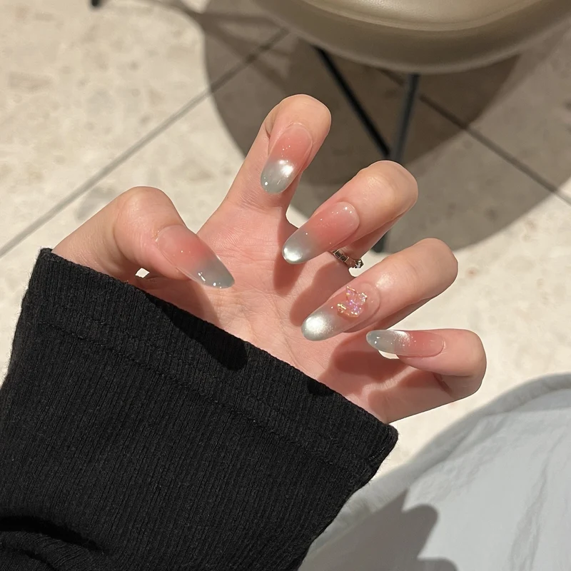 Künstlerische Nagelverlängerungen mit floralen Akzenten Karnz