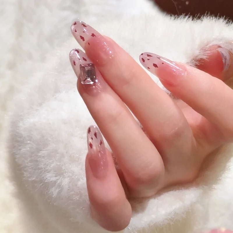 Künstlerische Nagelverlängerungen mit floralen Akzenten Karnz