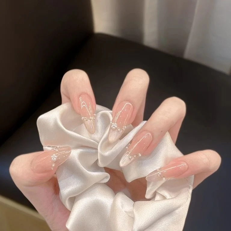 Künstlerische Nagelverlängerungen mit floralen Akzenten Karnz