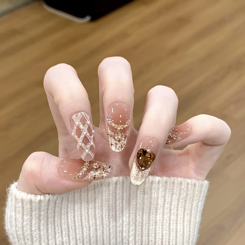 Künstlerische Nagelverlängerungen mit floralen Akzenten Karnz