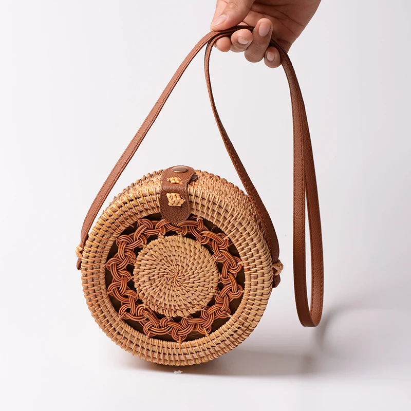 Elegante Rundhandtasche aus geflochtenem Rattan Karnz