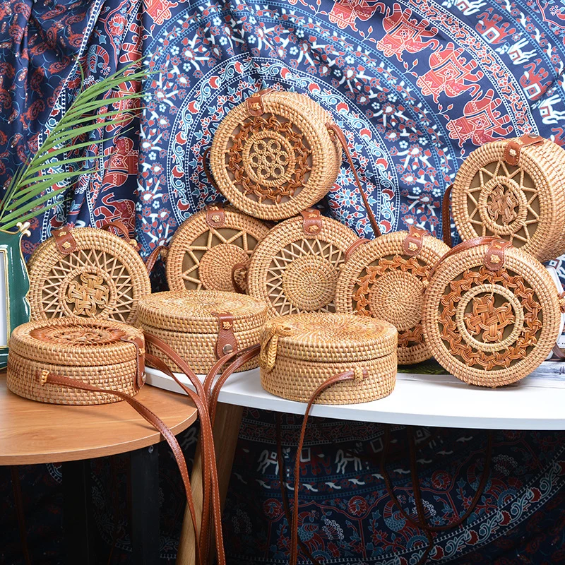 Elegante Rundhandtasche aus geflochtenem Rattan Karnz