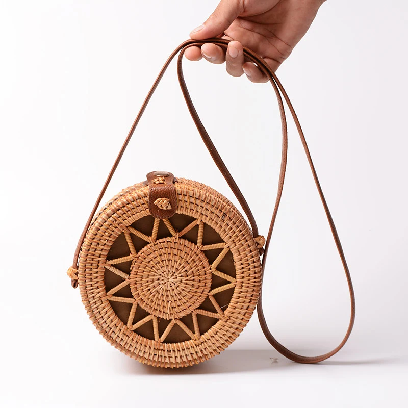 Elegante Rundhandtasche aus geflochtenem Rattan Karnz