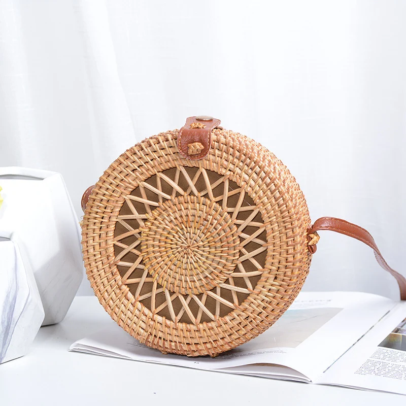 Elegante Rundhandtasche aus geflochtenem Rattan Karnz