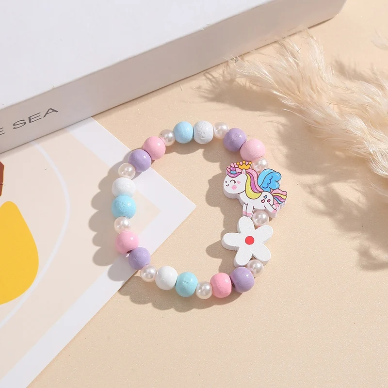 Verspieltes Kinderarmband mit Einhorn- und Blumenmotiv Karnz