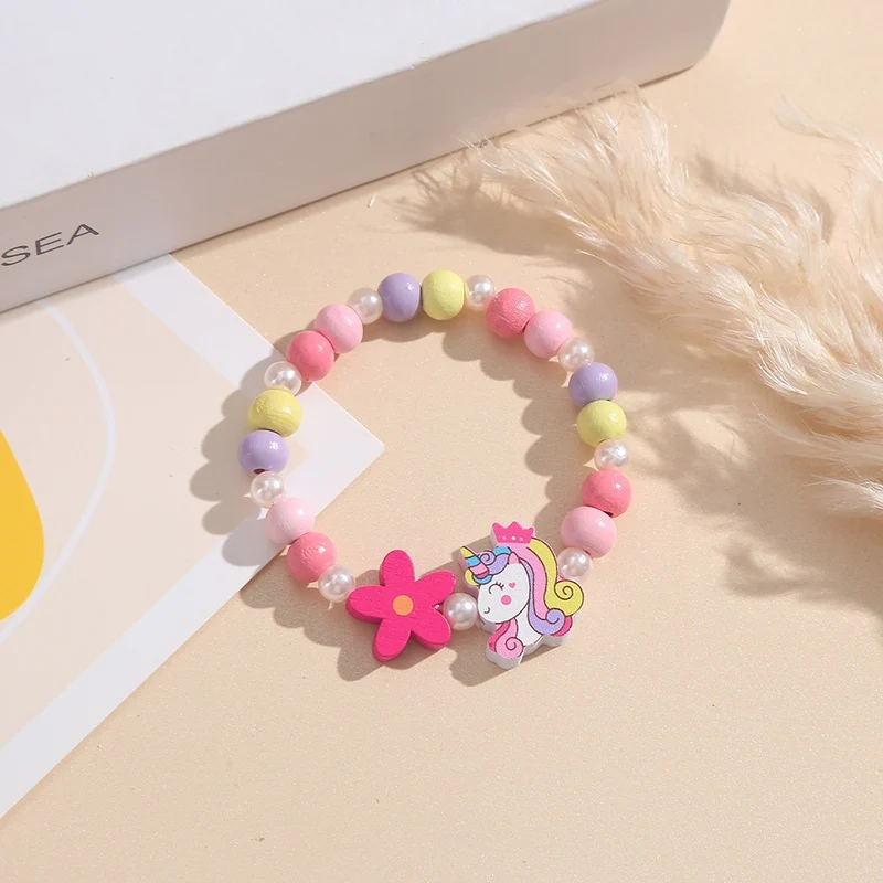 Verspieltes Kinderarmband mit Einhorn- und Blumenmotiv Karnz