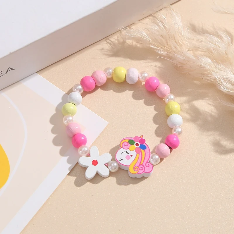 Verspieltes Kinderarmband mit Einhorn- und Blumenmotiv Karnz
