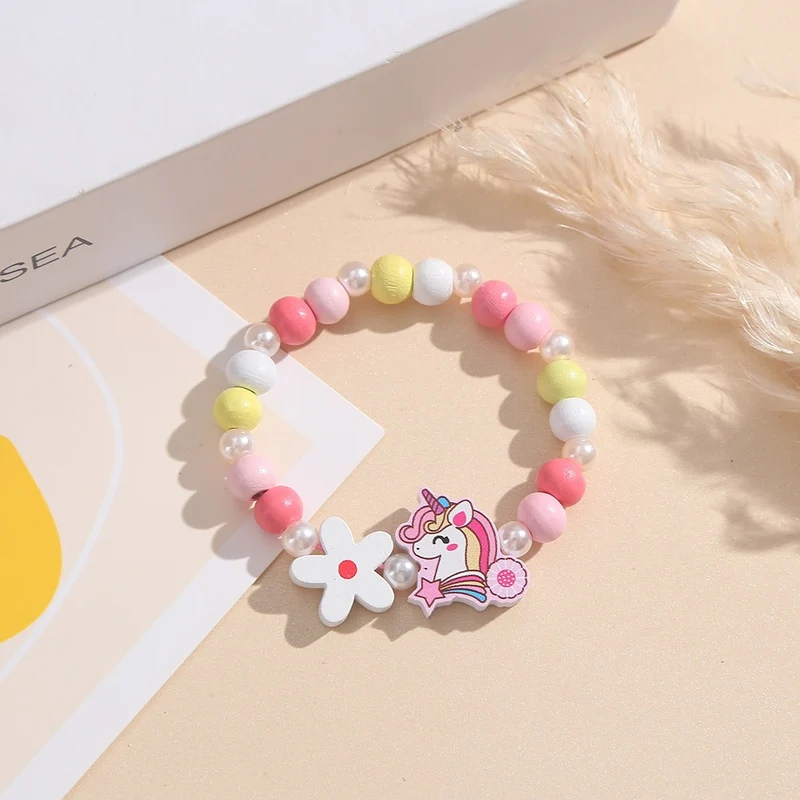 Verspieltes Kinderarmband mit Einhorn- und Blumenmotiv Karnz