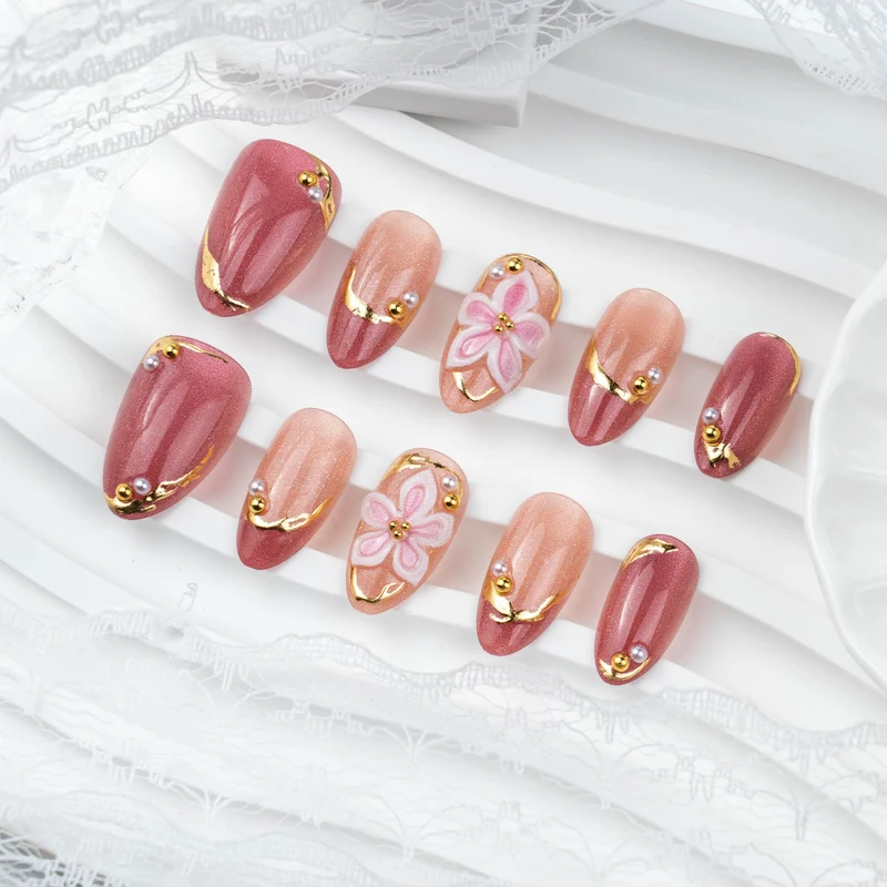 Blumeninspiriertes Press-On Nagelset Karnz