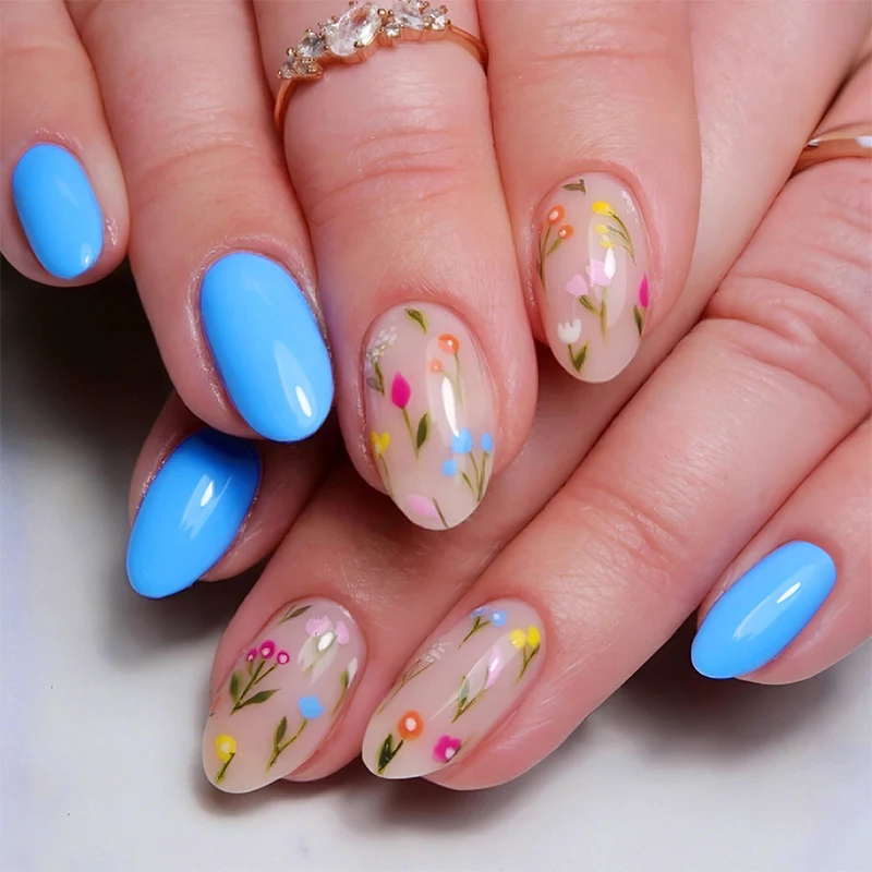 Blumeninspiriertes Press-On Nagelkunst Karnz