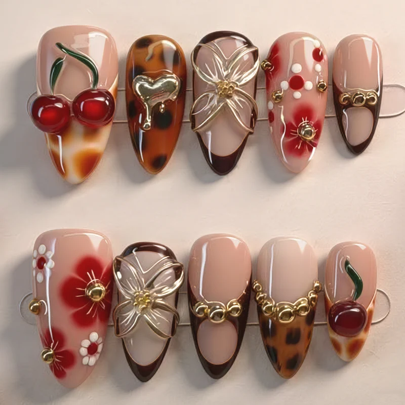 Blumen- und Schmuckbedeckte Press-On Nagelkunst Karnz