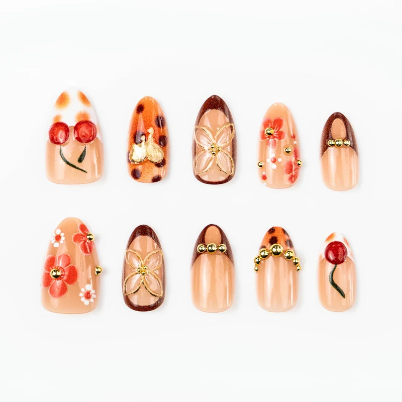 Blumen- und Schmuckbedeckte Press-On Nagelkunst Karnz