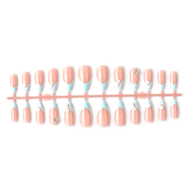 Blumige Akzent Press-On Nail Set mit Edelstein Details Karnz