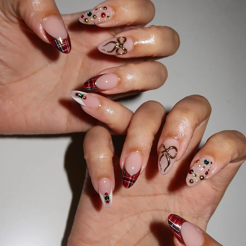 Festliches Press-On-Nagelkunst-Set mit kariertem Design und Edelstein-Akzenten Karnz