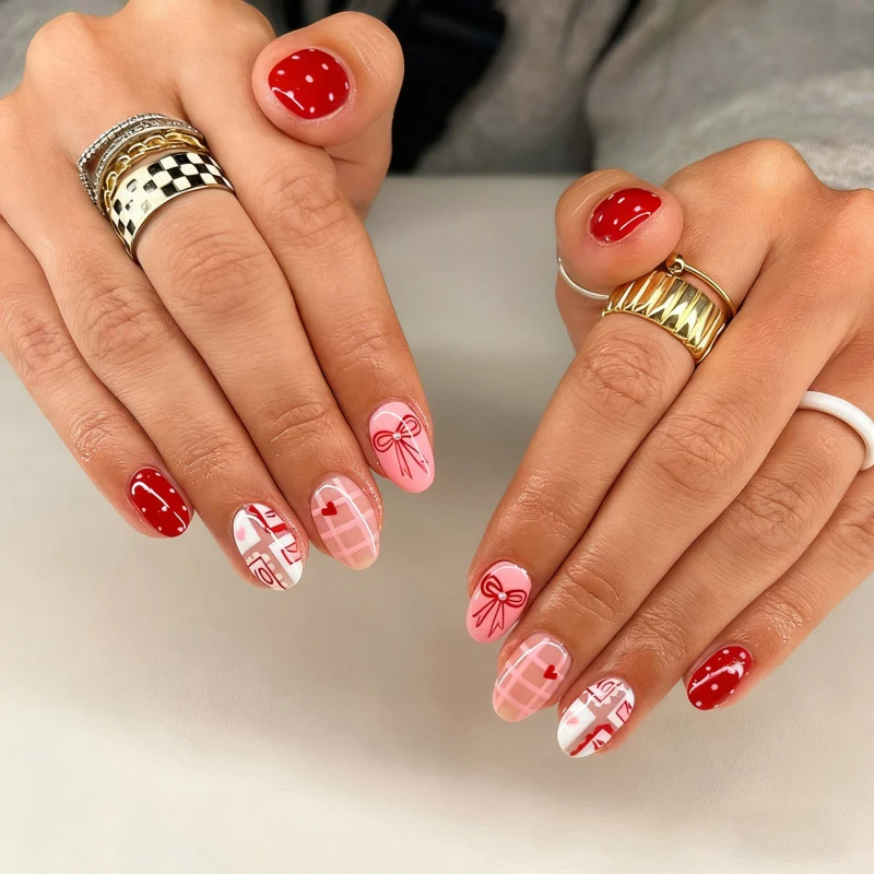 Festive gemusterte Press-On Nagelkunst Karnz