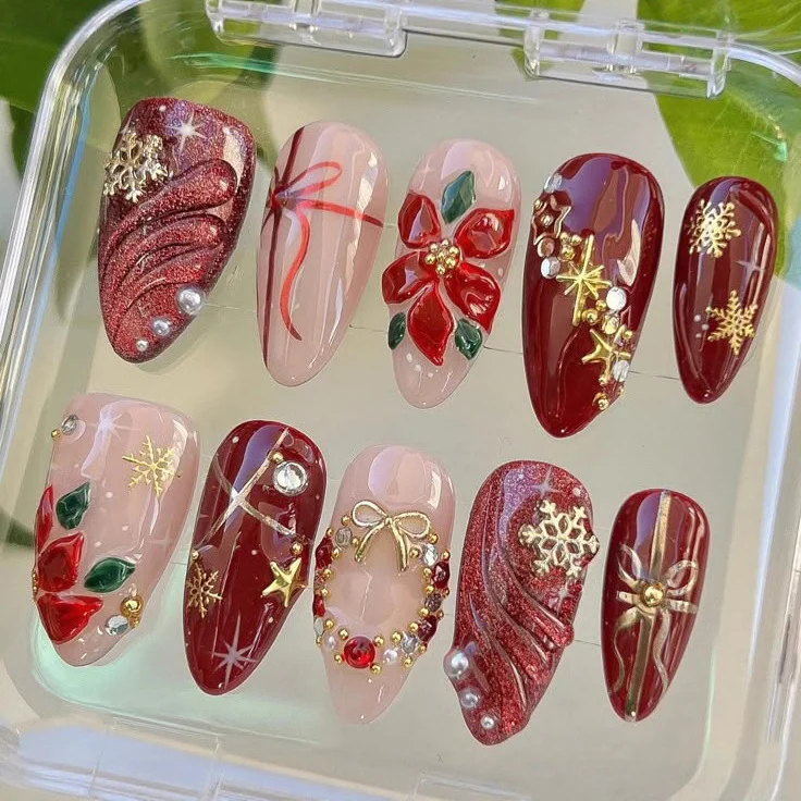Festliches Urlaubs-Press-On-Nagelkunst-Set mit Weihnachtsstern und metallischen Akzenten Karnz