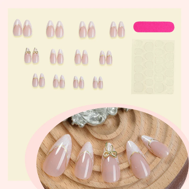 Elegantes Stiletto Press-On Nagelkunst-Set mit goldenen Details Karnz