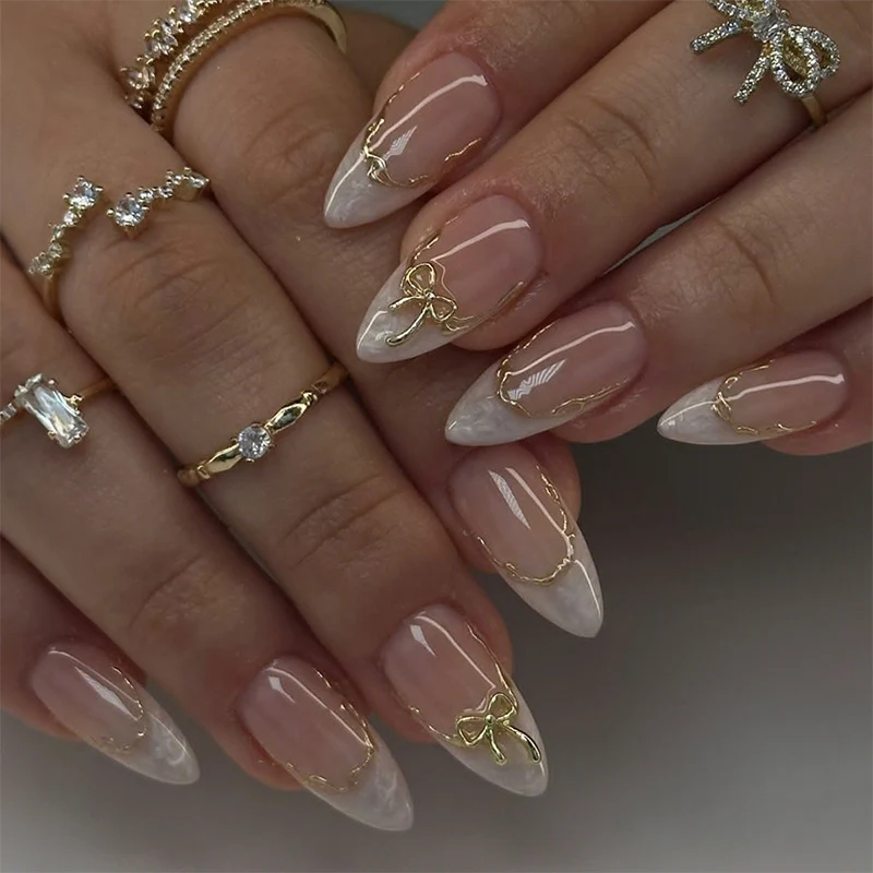 Elegantes Stiletto Press-On Nagelkunst-Set mit goldenen Details Karnz