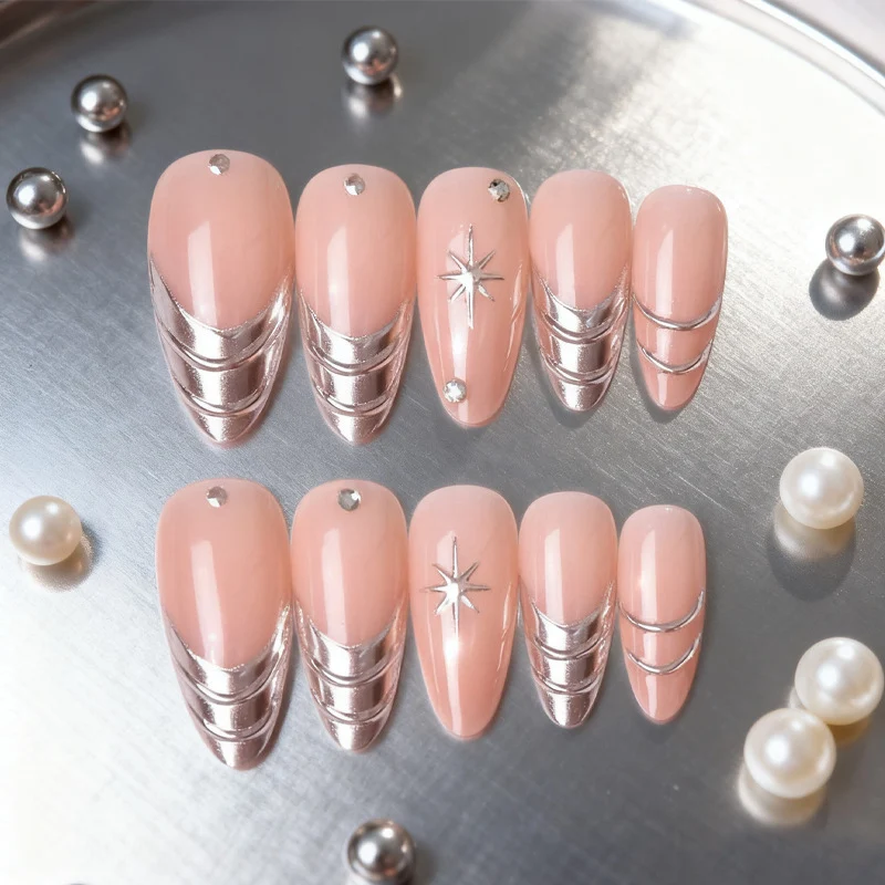 Elegantes Stiletto Nagelkunstdesign Karnz