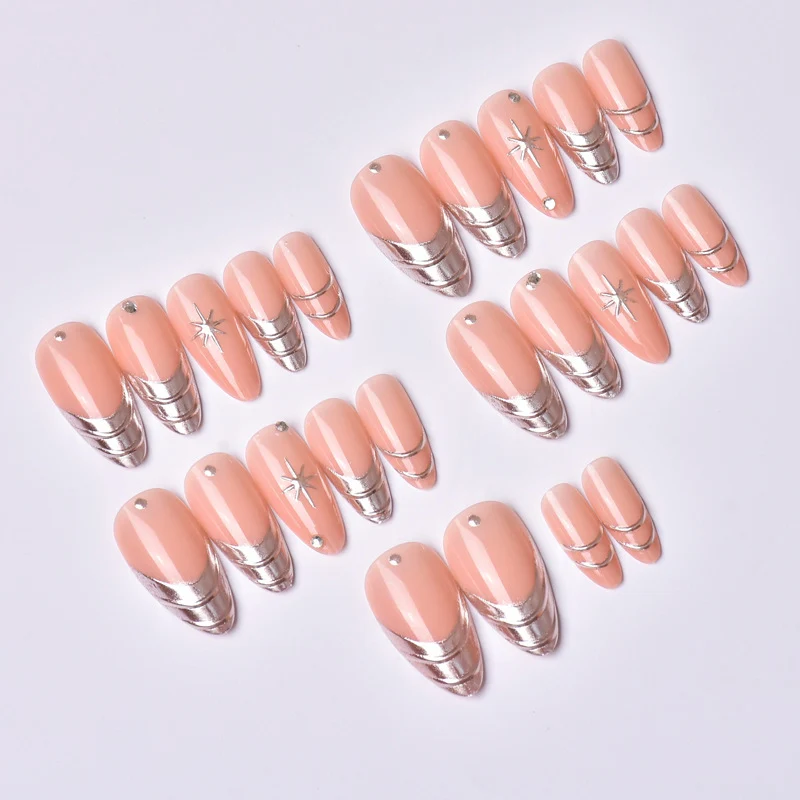 Elegantes Stiletto Nagelkunstdesign Karnz