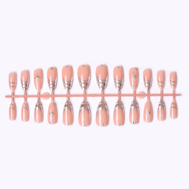 Elegantes Stiletto Nagelkunstdesign Karnz
