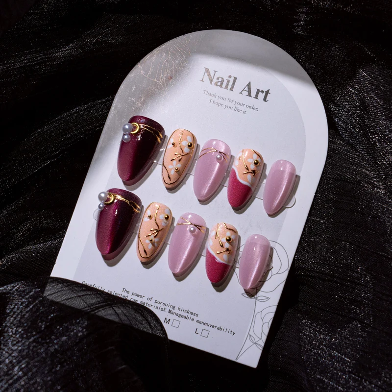 Elegantes Aufklebenägel-Set mit Perlen- und Goldakzenten Karnz