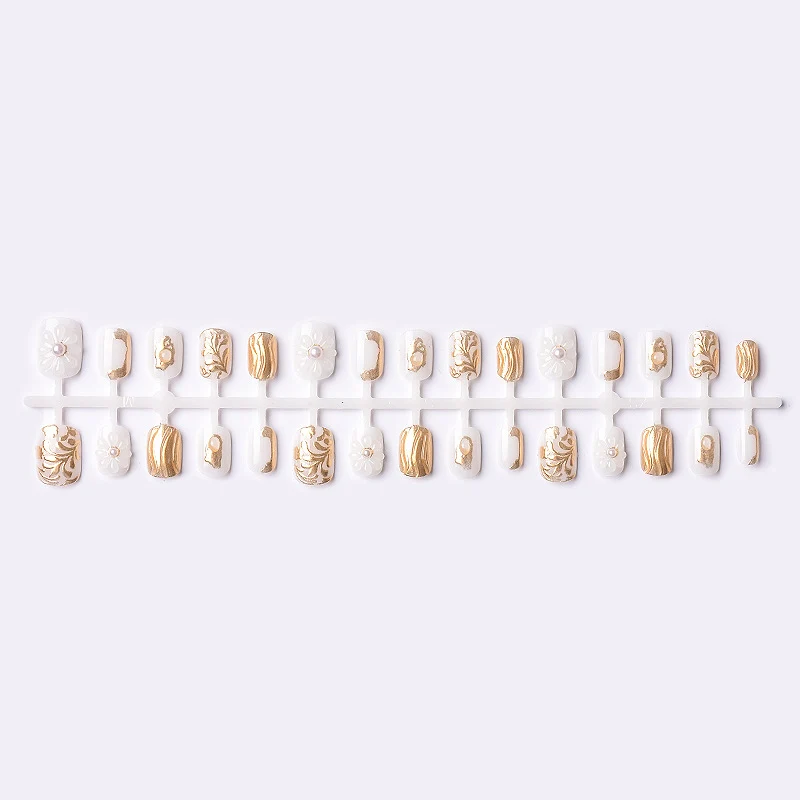 Elegantes Press-On Nagelkunstset mit goldenen Details Karnz