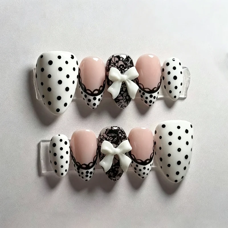 Elegantes Punkte-Press-On-Nagelkunst-Set Karnz