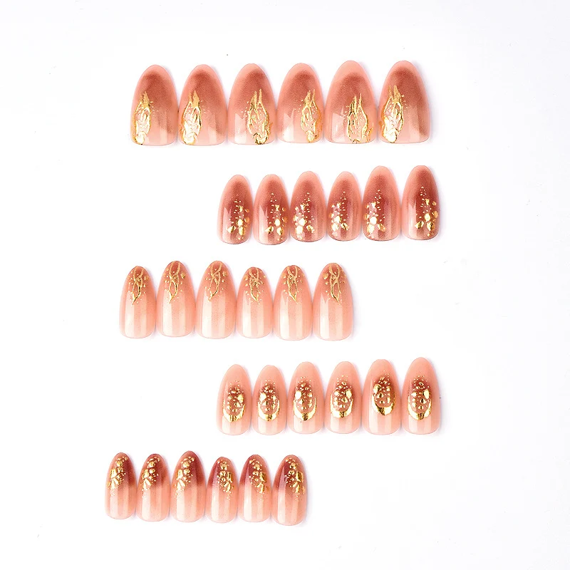 Elegantes Goldakzentiertes Press-On Nagelkunstset Karnz