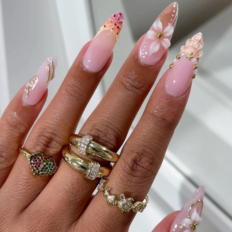 Elegantes, mit Blumen verziertes Press-On-Nagelset Karnz