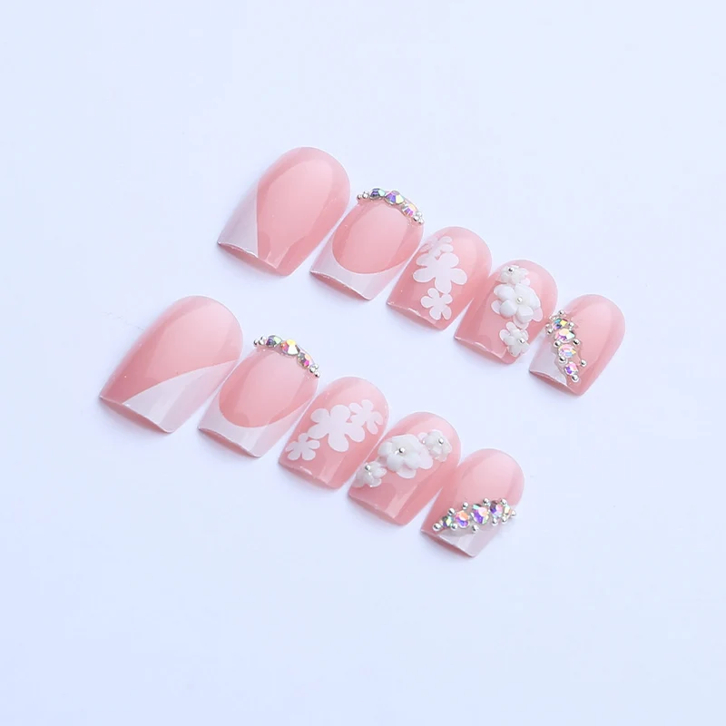 Elegantes floral-verziertes Press-On-Nagelkunst-Set Karnz