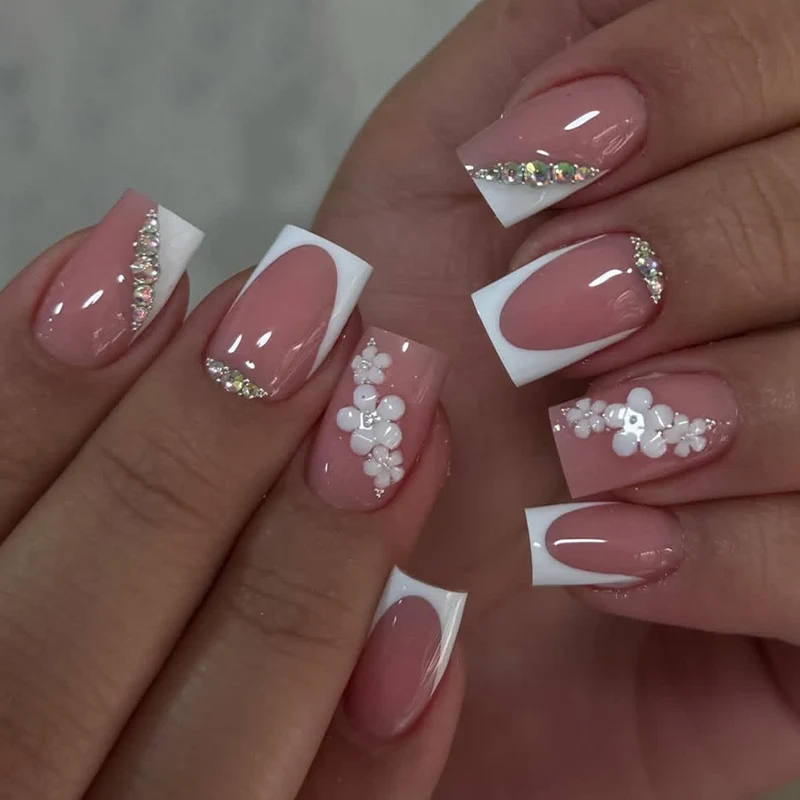 Elegantes floral-verziertes Press-On-Nagelkunst-Set Karnz