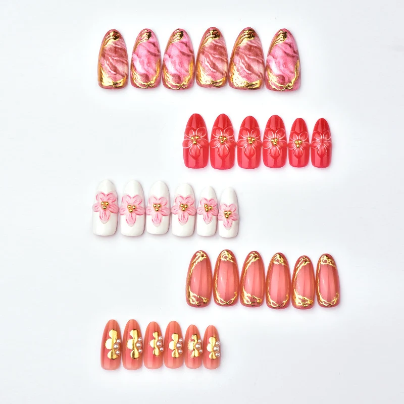 Elegantes Blumen- und Metallic-Press-On-Nagelkunst-Set Karnz