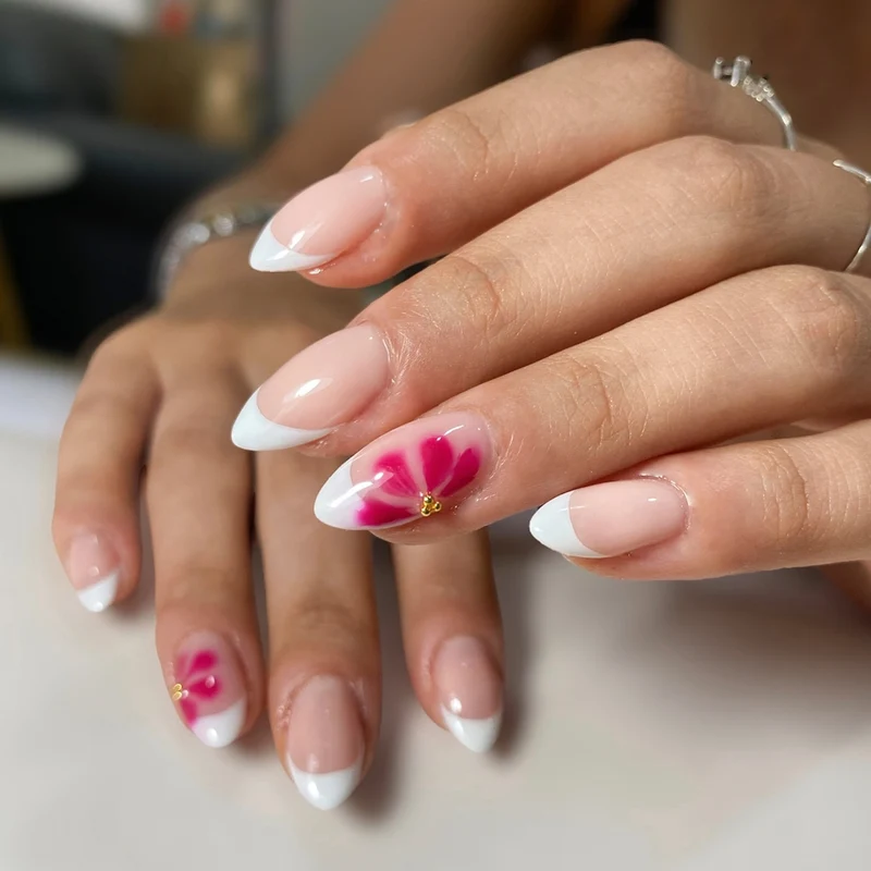 Elegante Blumenakzent Druck-auf-Nagelkunst Karnz