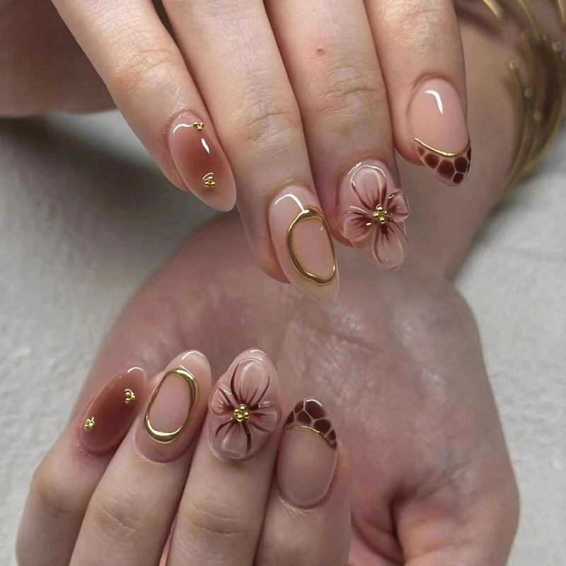 Elegante Blumenakzent Druck-auf-Nagelkunst Karnz