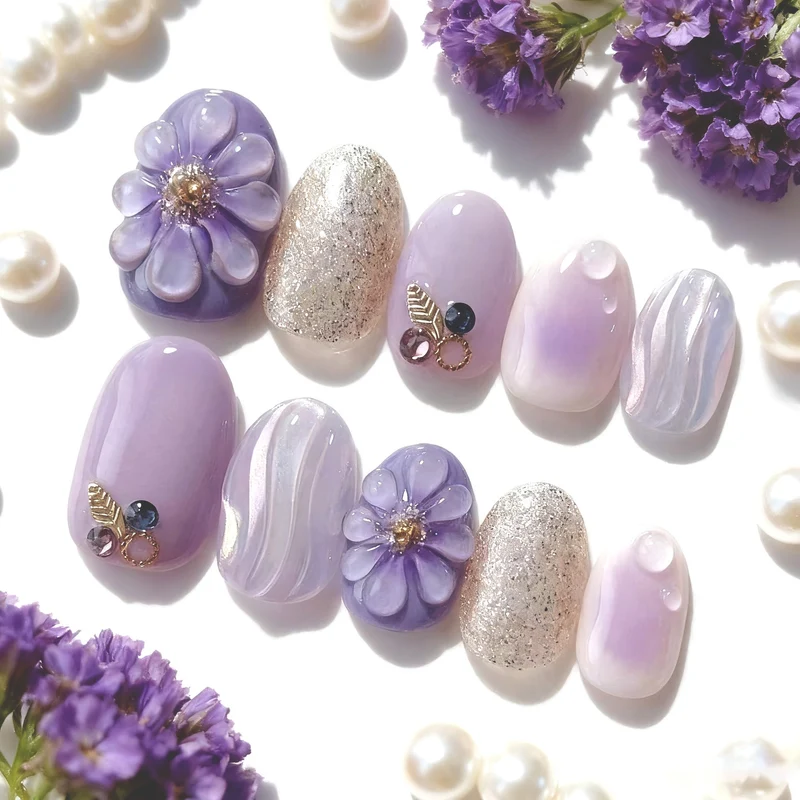 Elegantes dekoratives Press-On-Nagelset mit floralen und Juwelenakzenten Karnz