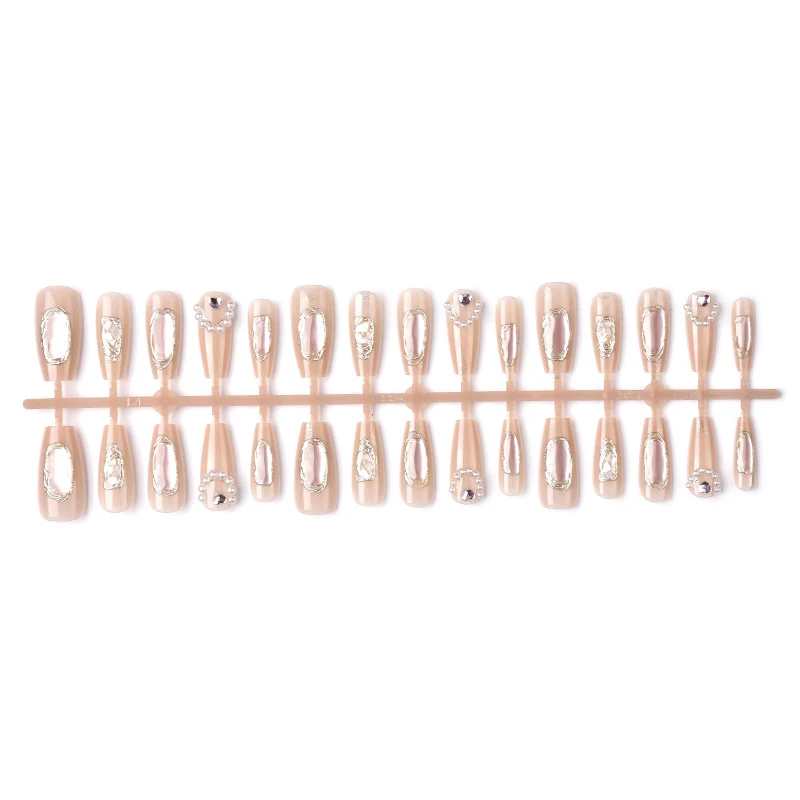 Elegante dekorative Press-On-Nagelkunst Karnz