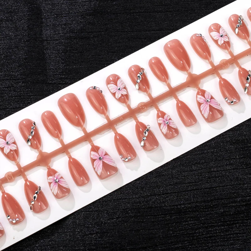 Elegante Schmetterlings-verzierte Press-On Nagelkunst Karnz