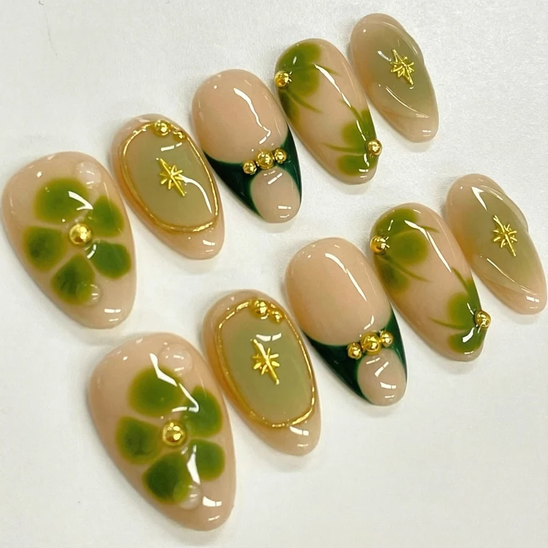 Elegante botanische Nagelkunst Karnz