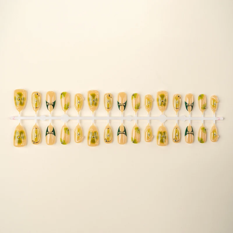 Elegante botanische Nagelkunst Karnz