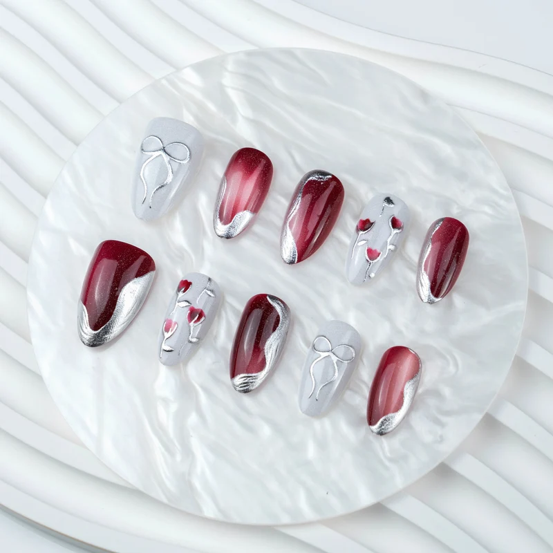 Elegantes Künstlerisches Press-On Nagelset mit Glänzendem Finish und Floralen Akzenten Karnz