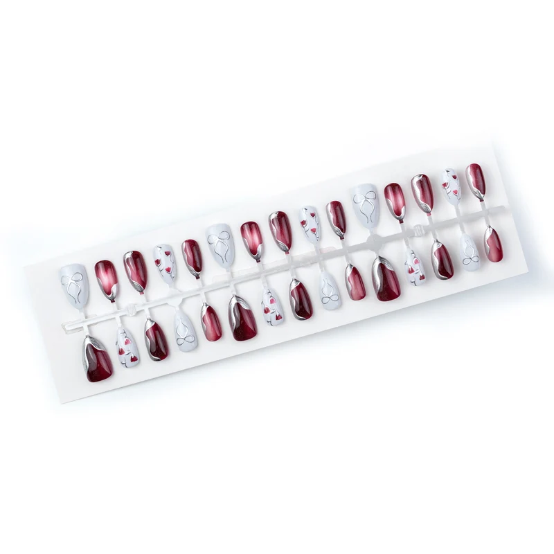 Elegantes Künstlerisches Press-On Nagelset mit Glänzendem Finish und Floralen Akzenten Karnz