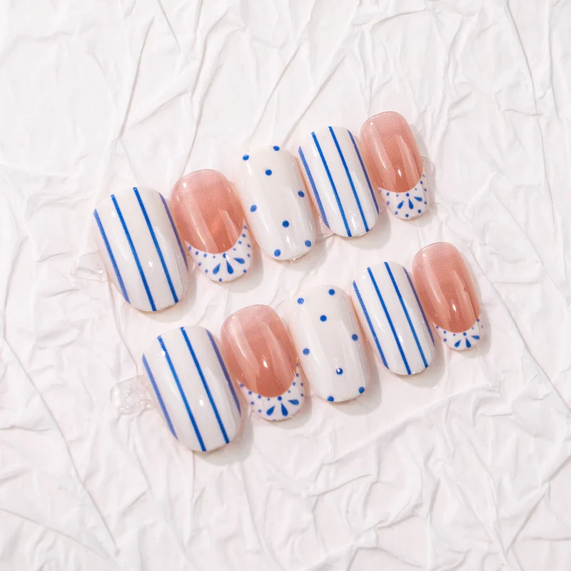 Elegantes künstlerisches Press-On-Nagelset mit geometrischen Mustern Karnz