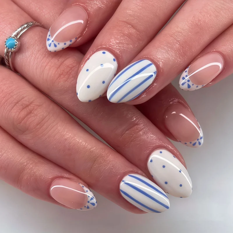 Elegantes künstlerisches Press-On-Nagelset mit geometrischen Mustern Karnz