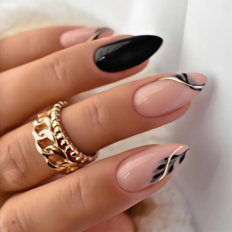 Dekorativer Press-On-Nagelsatz mit eleganten Designs Karnz