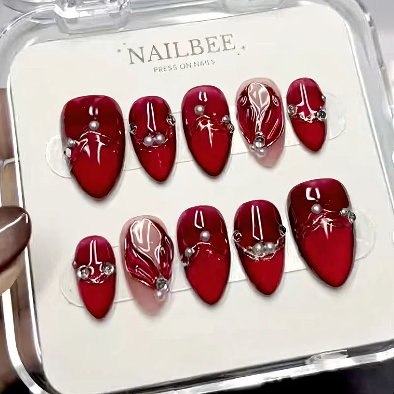 Dekoratives Press-On-Nagelkunst-Set mit Perlenakzenten Karnz