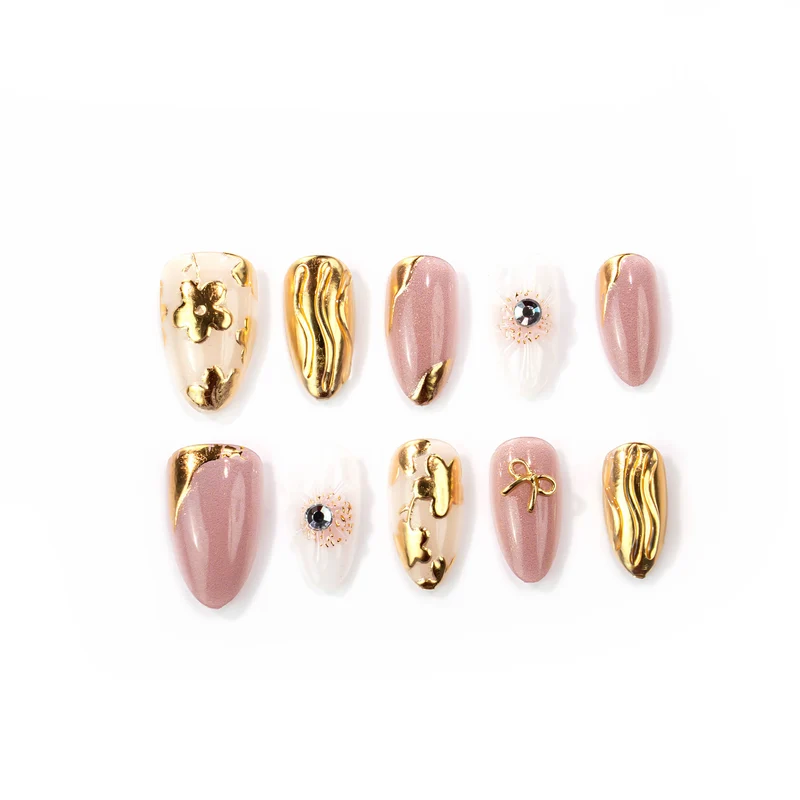 Dekoratives Press-On Nagelkunst-Set mit goldenen Akzenten Karnz